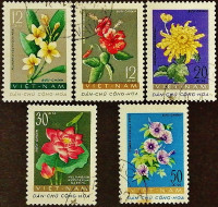 Набор почтовых марок (5 шт.). "Весенние и летние цветы". 1962 год, Вьетнам.